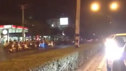 ตำรวจมาไม่ทัน! ชาวบ้านสวดยับ เด็กแว้นปิดถนนรามอินทรา รถติดยาวเหยียดช่วงตี 2