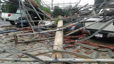 พายุฝนถล่มวังน้อย‘เสาไฟฟ้า’โค่น88ต้น บ้านเรือนพัง10หลังรถเสียหายอีก14คัน