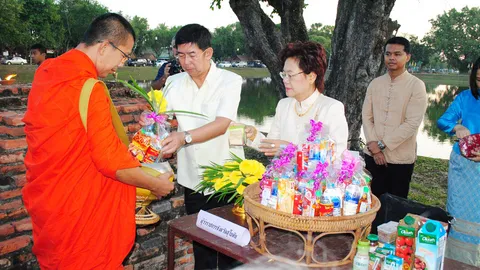พ่อเมืองสุโขทัย นำ ปชช.ร่วมตักบาตร เริ่มงานลอยกระทงเผาเทียนเล่นไฟ