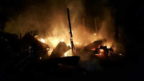 สลด! ไฟไหม้บ้านวอด สองแม่ลูกเคราะห์ร้ายดับอนาถในบ้าน พ่อเจ็บสาหัส