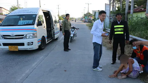 ยายเมาหนัก! ส่งหลานขึ้นรถไป ร.ร. เดินมึนข้ามถนน ถูกเฉี่ยวชนคิ้วแตก