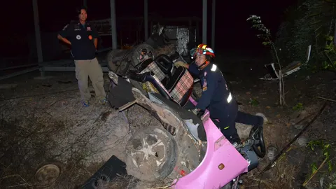 ซิ่งเก๋งตกหลุมเสียหลักชนเสาไฟรถขาดสองท่อนตาย 1 เจ็บ 1