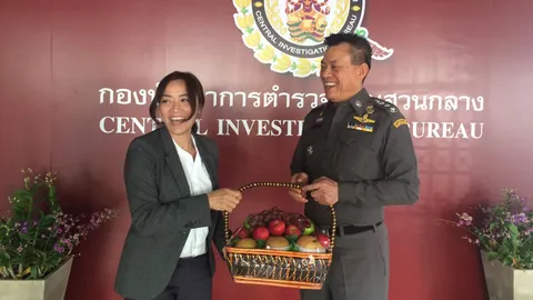 มัลลิกา หอบดอกไม้ขอบคุณ ตร. ตามจับคนปล่อยคลิปฯ อนาจาร 