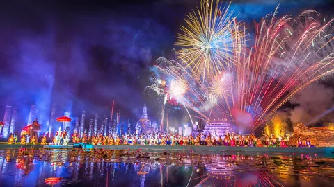 คนทะลักงานลอยกระทงสุโขทัย เพิ่มรอบ 'แสงสีเสียง' คืนวันสุดท้าย