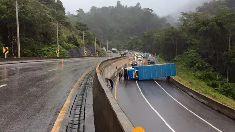 สิบล้อคว่ำบนเขาพับผ้า! ปิดทางขวางถนน ทำรถติดยาวเหยียด  