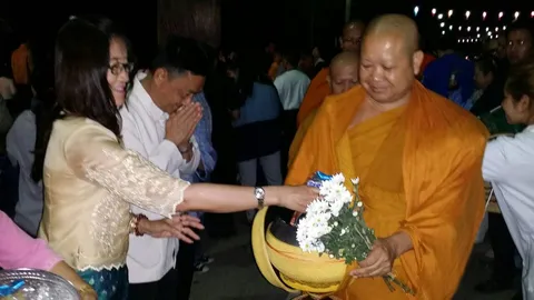 ชาวพุทธเชียงราย-พะเยา แห่ตักบาตรเป็งปุ๊ดเที่ยงคืน เสริมมงคลรับลอยกระทง