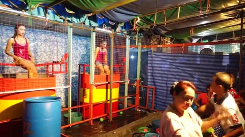 "พี่ไปโกรธใครมา" คลิปหนุ่มมือแม่นปาเป้าสาวน้อยตกน้ำสุดฮา