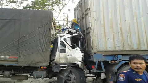 เบรกไม่ทัน! สิบล้อพุ่งชนท้ายเทรลเลอร์ คนขับโดนอัดก๊อบปี้สาหัส