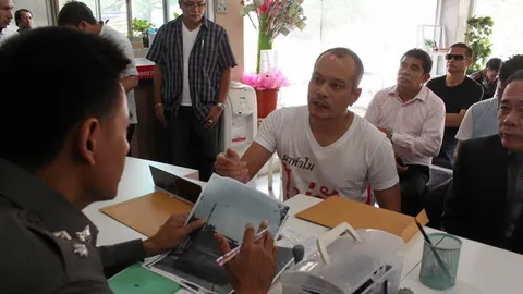 ‘ณัฐวุฒิ’ แจ้งความ!! มีทหารขับรถฮัมวี่ เฝ้าหน้าบ้านแทบทุกวัน  