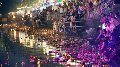 ทั่วไทยคึก! คนแห่ลอยกระทงแน่น ยามค่ำคืน ขอหมดทุกข์โศก