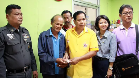 ลุงสวนผักคนดีเก็บเงินหมื่นคืน ไม่รู้ใครเจ้าของ ตกหน้าร้านอาหารภูเก็ต