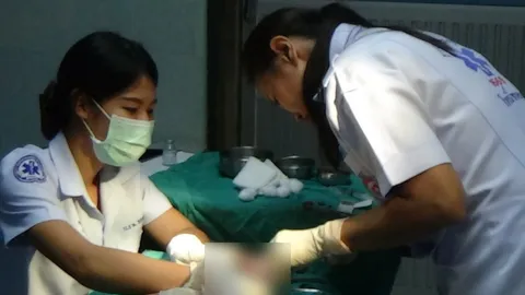 หนุ่มอ่างทองจุดประทัดพลาดนิ้วขาด - ลอยกระทงพระราม 8 ลื่นล้มเจ็บ 7