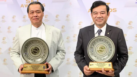 มอบรางวัลเซ็ทอวอร์ดส์กระหึ่ม บัณฑูร-สมประสงค์ควงคู่สุดยอดซีอีโอปี 58