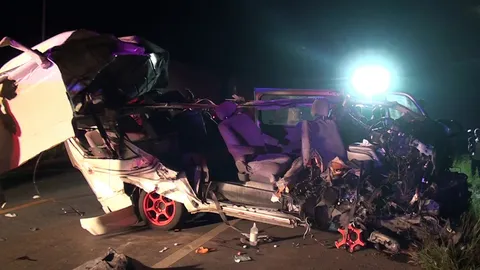 รถตู้ชนประสานงาพ่วง 18 ล้อ ดับคาที่ 1 ศพ สาหัส 5 ราย