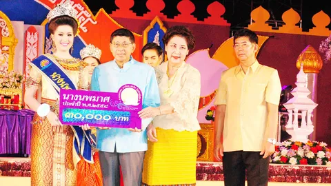 งดงาม! นักทรัพยากรสาววัย 25 คว้านางนพมาศ ลอยกระทงเผาเทียนเล่นไฟ