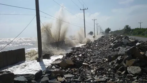 คลื่นยักษ์ซัดถล่ม! ถนนชายทะเลเมืองคอนพัง จนท. เร่งติดป้ายเตือน