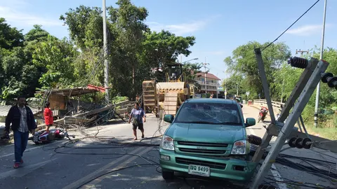 สิบล้อเกี่ยวเสาไฟฟ้าล้ม! ทับรถยนต์พังยับ-อดีตทหารผ่านศึกหวิดดับ