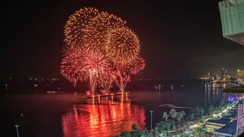 ท่องเที่ยวพัทยาคึกคัก คนแห่ชมความงามพลุนานาชาติ 