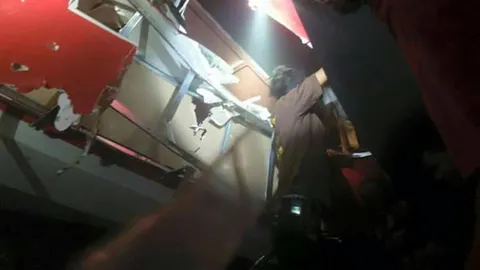 คนงานเจาะฝ้าทำร้านในห้างดังนครปฐม พลาดติดไฟลวกเจ็บ 2 ราย 