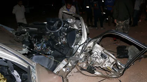 'กำแพงเพชร' รถกระบะซิ่งประสานงานเก๋ง ตาย 2 สาหัส 3