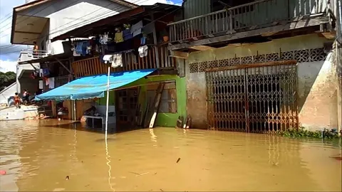 นราธิวาส ฝนถล่ม 4 วัน น้ำทะลักท่วมโก-ลก เร่งช่วยชาวบ้านเดือดร้อน