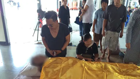 อาลัยรัก! ลูกเมียรับร่าง 'สีหนุ่ม' รดน้ำศพวัดนาบุญ ปทุมฯ ตั้งสวด 9 คืน