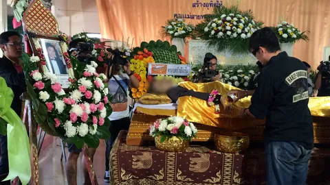 ตลก-คนบันเทิง ร่วมรดน้ำศพ ‘สีหนุ่ม’ ลูกบอกถึงเวลาที่พ่อจะได้พักผ่อน 