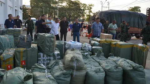 ตร.-ทหาร สนธิกำลัง ยึดสินค้าเลี่ยงภาษีมูลค่า 10 ล้าน