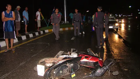 โจ๋พม่าซดเหล้าขาวซิ่ง จยย.ยกล้อเสียหลักชนเสาไฟดับคาที่