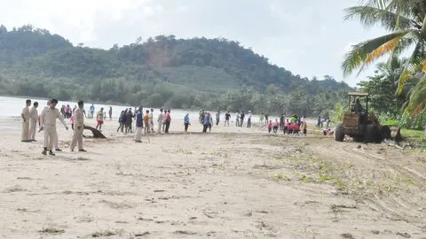 ผู้นำชุมชนร่วมขจัดคราบน้ำมัน หลังลอยเกลื่อนหาดบางน้ำจืด