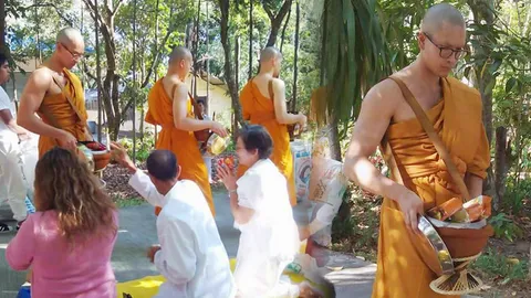 แม่แก้ว ใส่บาตร พระณเดชน์ บิณฑบาตวันแรก 