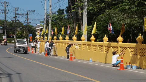 พนง.โรงแรมเกาะสมุย ตั้งกลุ่มอาสาท้าทำความดี ทาสีกำแพงวัดถวายวันพ่อ