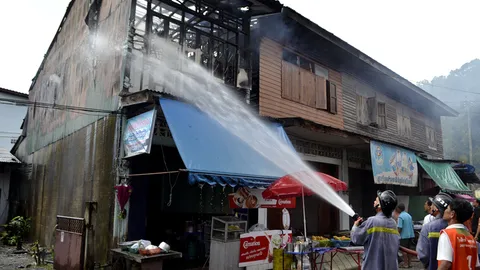 ไฟไหม้ร้านก๋วยเตี๋ยวข้าง ร.ร.ดังเมืองพัทลุง วอดหมด เสียหายราว 2.5 ล้าน