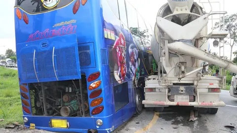 รถโม่ปูนเบรกแตก! ชนรถบัส ร.ร.อัสสัมชัญฯ นักเรียน-ครูบาดเจ็บ 9 คน    