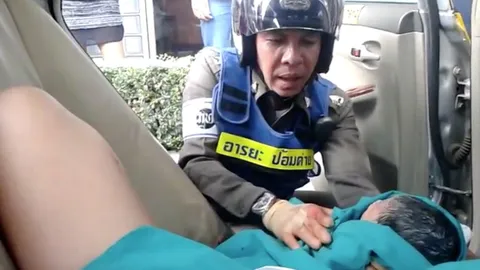 ยกนิ้วให้เลย! ตร.จร.พระราชดำริ สุดเจ๋ง ทำคลอดทารกบนแท็กซี่ (ชมคลิป)