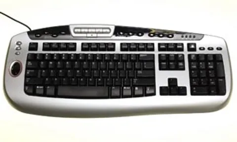 'สมรสแคมฟรอก' ดีเจฮอต กับสาวโชว์สยิว