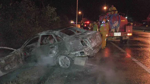 หนุ่มแพร่ควบเก๋งฝ่าสายฝน เสียหลักชนเกาะข้างทาง ไฟลุกท่วม รอดหวุดหวิด