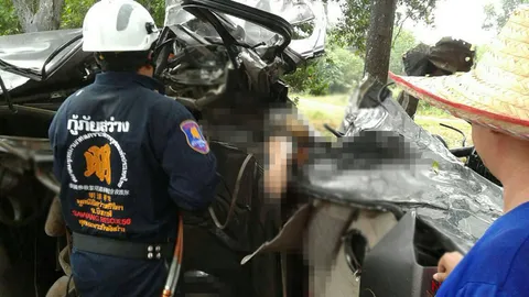 นศ.สาว ม.ขอนแก่น ขับเก๋งฝ่าฝน เสยชนต้นไม้ ดับ 2 สาหัส 2