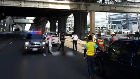 ตายกลางถนน! อดีต รปภ.พ่ายชีวิต โดดสะพานลอยข้ามบางนา-ตราด ดับ