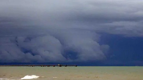 อุตุฯ เตือน ประชาชนตั้งแต่สุราษฎร์ ถึงนราธิวาส ระวังฝนตกหนักคลื่นลมแรงอีกรอบ 