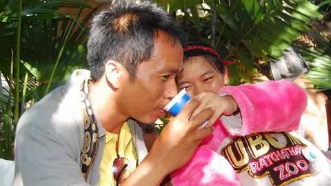 น่าชื่นชม! 'น้องอุ้ม' ช่วยพ่อทำงานจิตอาสาในสวนสัตว์ ช่วงวันหยุดยาว