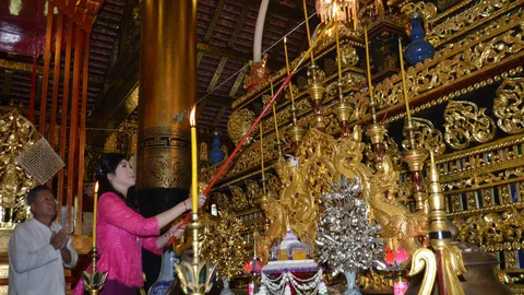 'ยิ่งลักษณ์' ปิ๊กบ้าน ทำบุญวัดศรีมุงเมือง ให้พระครูดังสะเดาะเคราะห์ 