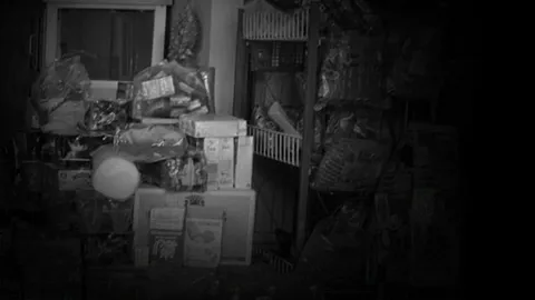 ตู้เย็นล้มทับ! แม่ค้าของชำเมืองปทุมฯ บอกญาติไม่เป็นไร พบอีกทีนอนตาย