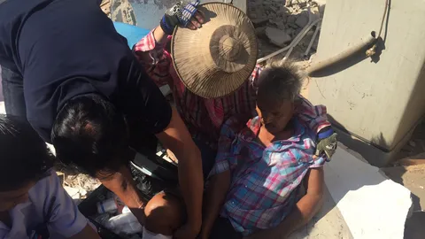 ทุบบ้าน ทำเอาเกือบตาย! ผนังปูนพังทับขา กระดูกหักสาหัส