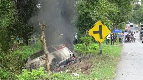 เก๋งหลุดโค้งชนต้นไม้ ไฟคลอกหนุ่มดับ ช่วยทัน 2 สาวแต่สาหัส