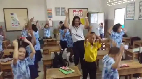 สายแดนซ์ตัวจริง! ครูระยอง ปิ๊งไอเดียชวน นร.เต้นกลางห้องเรียน