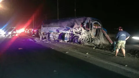 โชเฟอร์ บขส.หลุดโค้งเสยพ่วง18ล้อ คอขาดดับอนาถ