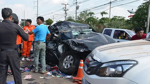 ชน 4 คันรวด! สาวกรุงขับปิกอัพประสานงา 18 ล้อ ดับที่ด่านขุนทด  