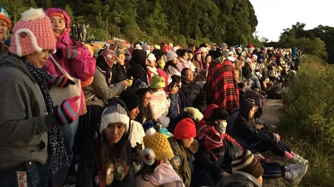นักท่องเที่ยวเกือบหมื่นแห่ขึ้นดอยอินทนนท์ สัมผัสอากาศหนาว รอดูฝนดาวตก