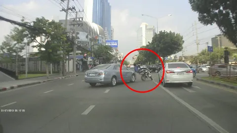 อุทาหรณ์! คลิปเก๋งเปลี่ยนเลน VS จยย.ไม่สวมหมวก ชนกระเด็น กองกับพื้น